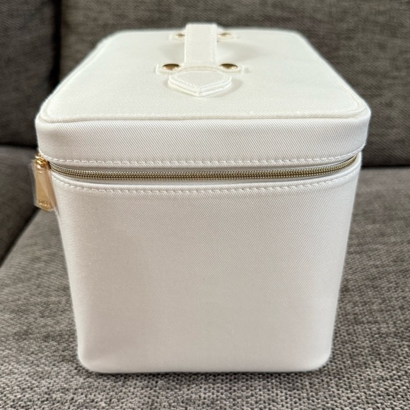 DIOR Prestige Lifestyle Set White Vanity Pouch Cotton Face Towel - Picture 7 of 16